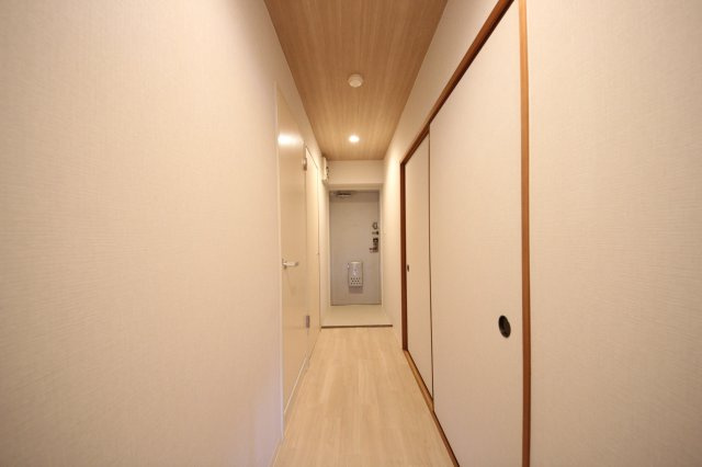 通路から見た玄関