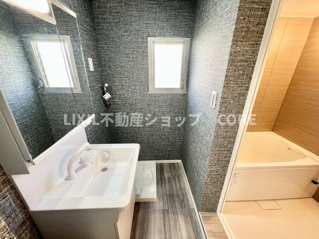 落ち着いた空間を演出するカラーと、ゆったり落ち着いてお使い頂ける広さが魅力のパウダールーム。
