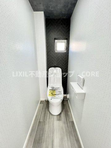 そのゆったりとした空間には洗練されたデザインのウォシュレット付きトイレを装備！