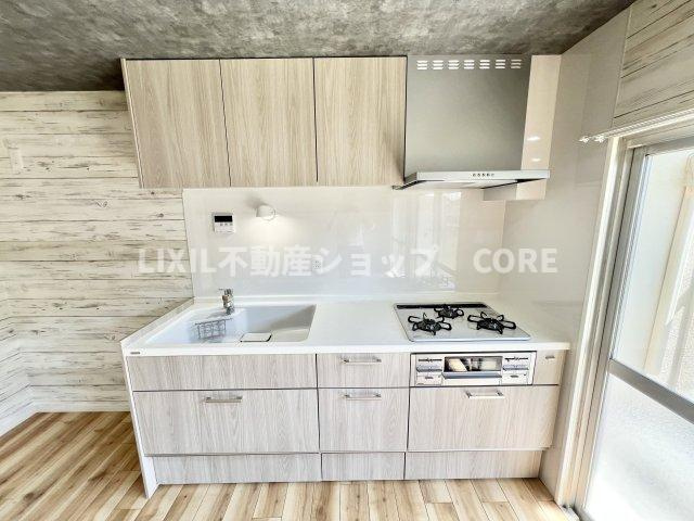 最新のシステムキッチンに新規交換済です。新品のキッチンなのは嬉しいですね。