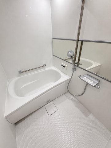 白を基調とした清潔感のあるバスルームです　※家具、家財はCG加工で消してあります