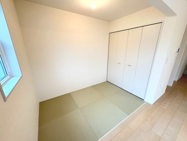 ごろ寝や読書にちょうどいい、くつろぎの畳スペース