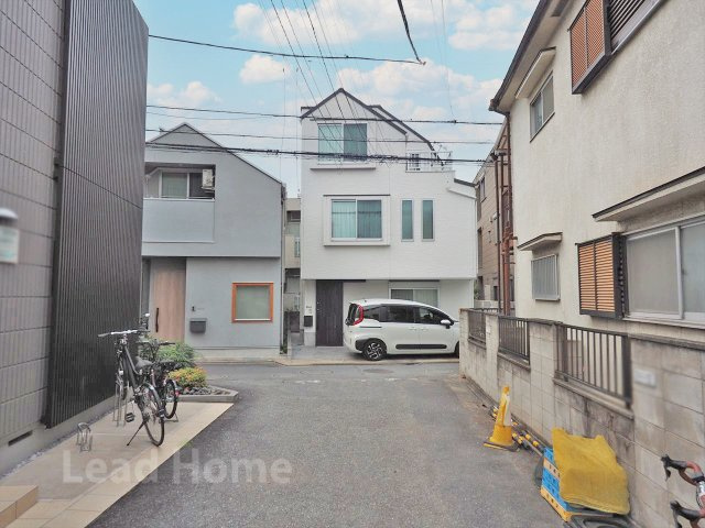 周辺は車の通り抜けが少なく静かな環境です！見通しの良い道路でお子様との歩行や外出も安心です♪