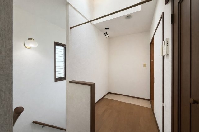 ゆとりのある2階ホールは、各居室へのアクセスがしやすく家族の動線をスムーズにします。吹き抜けのような開放感もあり、圧迫感のない明るい空間です。ライフスタイルに合わせた使い方が可能です。