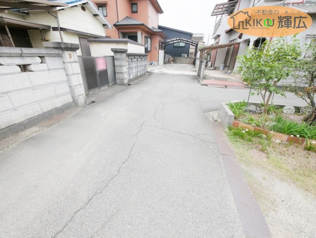前面道路は広々としておりますので、お車の運転が苦手な方でも安心ですね。