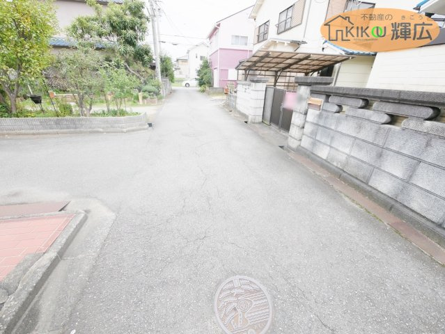 前面道路は広々としておりますので、お車の運転が苦手な方でも安心ですね。