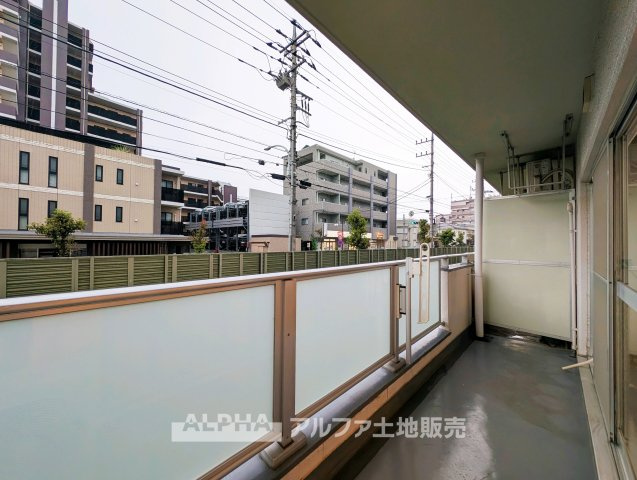 ◆バルコニー◆南西向きのバルコニーはLDKと約6.8帖の洋室に面した配置。洗濯物を干す場所として日々活用しやすい屋外スペースです。