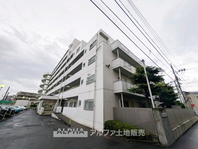 ◆外観◆南西向きの住戸を備えた7階建マンション。JR・西武線「拝島」駅徒歩5分で、複数路線を利用できる立地です。