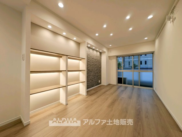 ◆リビング◆南西向きのバルコニーに面したLDK。食事を楽しむダイニングからソファで過ごす時間まで、家族の暮らしを一つの空間で楽しめます。