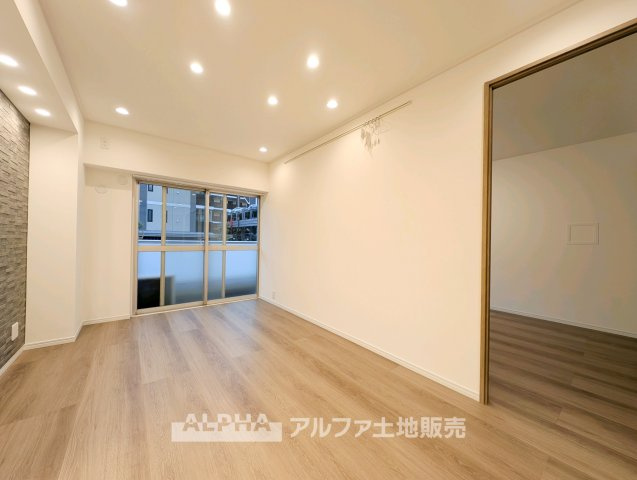 ◆リビング◆LDKにはエコカラットとデザインシェルフを新設。収納やインテリアを楽しみながら、すっきりとした住空間をつくれます。