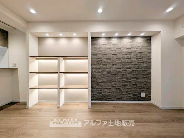 ◆リビング◆キッチンとリビング・ダイニングがつながる約12.5帖のLDK。料理や食事、テレビ鑑賞など日々の時間を過ごしやすい空間です。