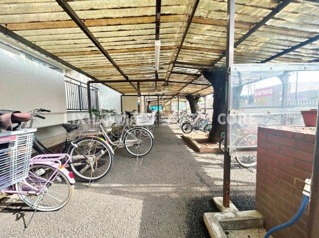 ロビーとは玄関に続く通路を兼ねた広間。共用部分になります。