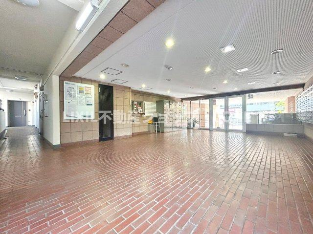 エントランスは毎日の行き帰りで使う大事な空間です。明るい開放的な空間を演出しております。