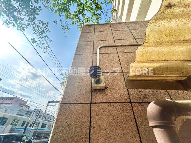 エントランス付近に設置されている郵便受けになります。