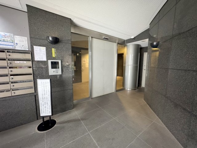 整然とお手入れが行き届いた清潔感あるエントランス。巡回管理体制で日常の安心感を支えます。