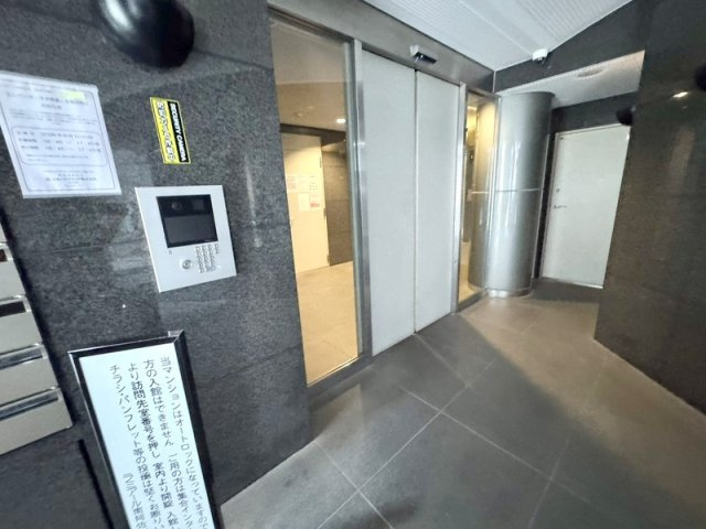 整然とお手入れが行き届いた清潔感あるエントランス。巡回管理体制で日常の安心感を支えます。　