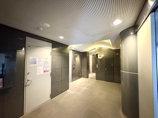 整然とお手入れされた清潔感あふれるエントランス。巡回管理体制で防犯面も安心感があります。