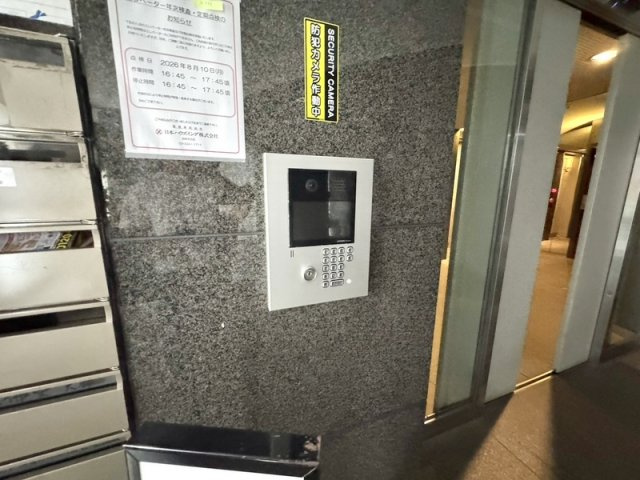 来訪者を室内から確認できる安心のインターフォン装備。防犯面にも配慮された住環境です。