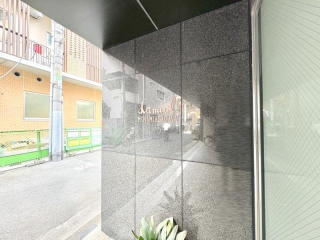 マンションの顔となる洗練された館名エンブレム。スタイリッシュな雰囲気が住まいを惹き立てます。