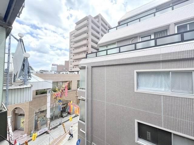 3階部分・バルコニー付きで風通し良好。周辺は落ち着いた住宅街で快適な暮らしが叶います。