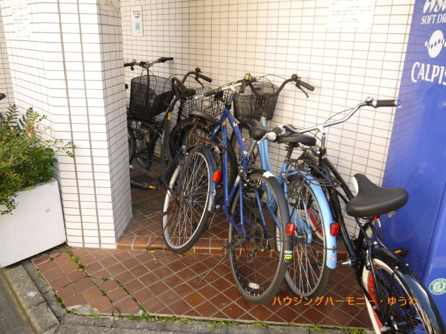 駐輪場はありませんが、入居者の方々がおいてあります。