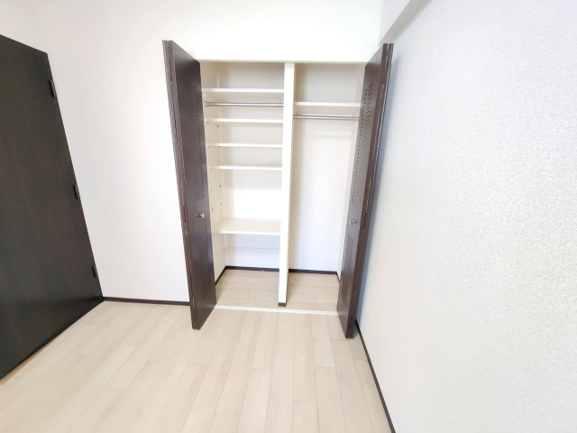 奥行きと高さを十分に確保した使い勝手の良い大容量の収納スペースです！かさばる荷物も綺麗に収まります