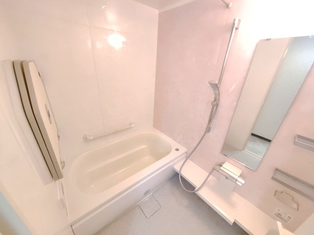 ゆったりとした浴槽を備えたバスルーム。一日の疲れを癒やすリラックスタイムを過ごせます
