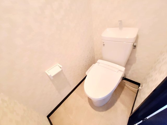 お手入れのしやすい清潔で快適な温水洗浄便座付きトイレです！