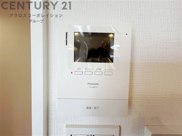 訪問者が来たときにテレビ画面で確認できるため、安心してドアを開けられます。録画機能があるものもあり、留守中に来訪者を記録しておくことができます。利便性が高く、セキュリティ面でも安心です。