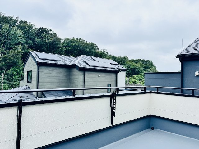 ～陽当たりが良く開放感のあるバルコニー　洗濯物がよく乾きそうです～