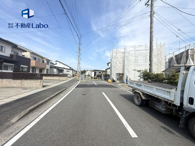 前面道路は見通しが良く、車のすれ違いもスムーズに行えます♪