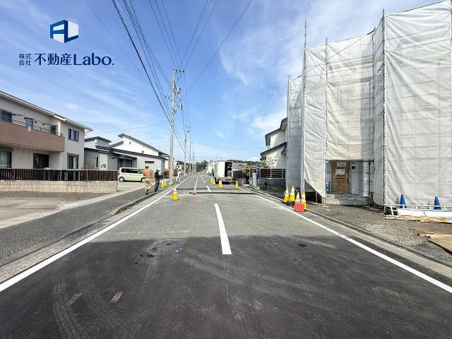 開放感のある前面道路。周辺は落ち着いた住宅街です♪