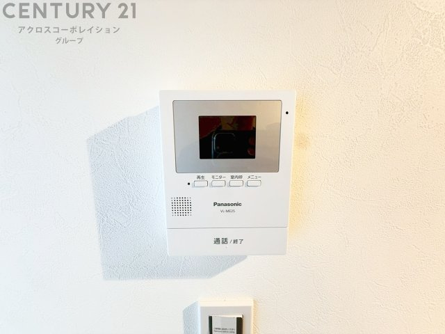 訪問者が来たときにテレビ画面で確認できるため、安心してドアを開けられます。録画機能があるものもあり、留守中に来訪者を記録しておくことができます。利便性が高く、セキュリティ面でも安心です。