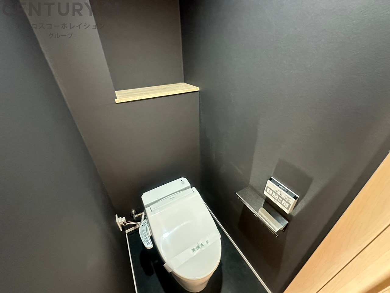 温水洗浄便座付トイレは温水洗浄機能により、暖かい水でおしりを洗浄することができ、冷たい水を使う従来の便座に比べ、温水洗浄機能で暖かいトイレを提供し、快適な使用を可能にします。