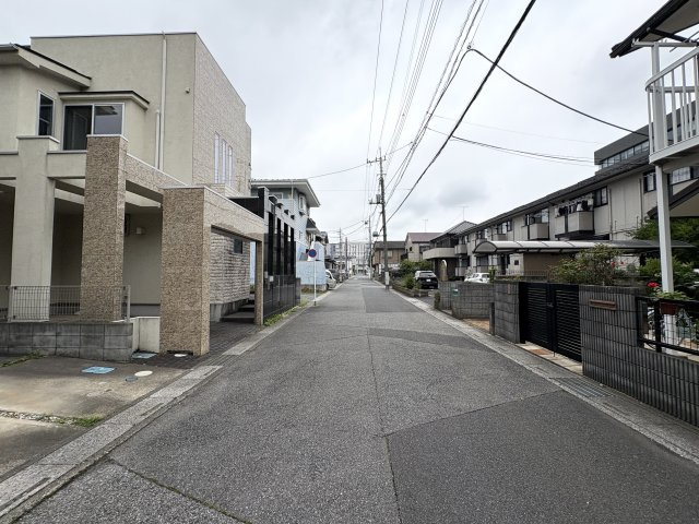 【太陽光発電付き】広々29.3帖のリビングに吹き抜けと床は大理石の床暖房！全居室6帖以上・収納付きのゆとりある2LDK・小屋裏収納・サンルーム付き！リビング窓と駐車場に電動シャッター付き！