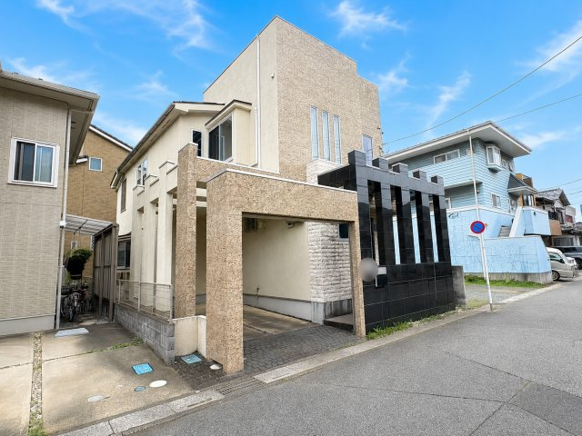 【太陽光発電付き】広々29.3帖のリビングに吹き抜けと床は大理石の床暖房！全居室6帖以上・収納付きのゆとりある2LDK・小屋裏収納・サンルーム付き！リビング窓と駐車場に電動シャッター付き！