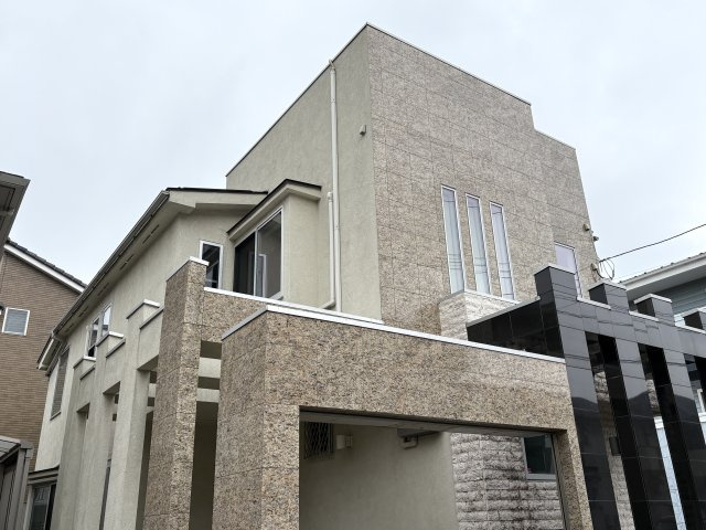 【太陽光発電付き】広々29.3帖のリビングに吹き抜けと床は大理石の床暖房！全居室6帖以上・収納付きのゆとりある2LDK・小屋裏収納・サンルーム付き！リビング窓と駐車場に電動シャッター付き！
