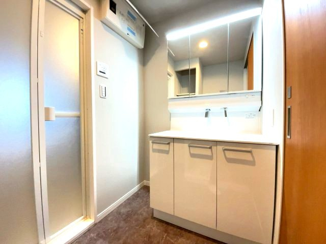 【新品】洗面化粧台交換（ワイドシンク・シャワー切替・三面鏡付き）、お洒落で素敵なデザインです♪