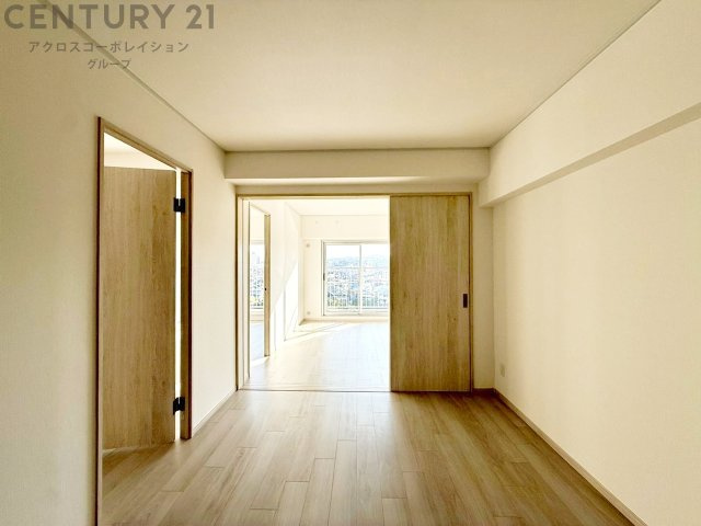 寝室…リラックスできるプライベート空間で、快適な睡眠をサポート。個人の好みに合わせたインテリアや寝具で心地良さを追求。プライベートな時間を過ごし、リフレッシュする場所におすすめです。