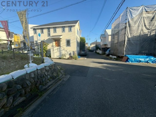【豊中市上野西2丁目売り土地の前面道路含む現地写真】