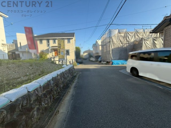 【豊中市上野西2丁目売り土地の前面道路含む現地写真】