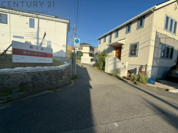 【豊中市上野西2丁目売り土地の前面道路含む現地写真】