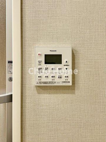 【浴室乾燥機】暖房・冷風・換気・乾燥が可能です。毎日を快適に過ごせるうれしい機能が揃っています。雨の日の洗濯物も安心です。