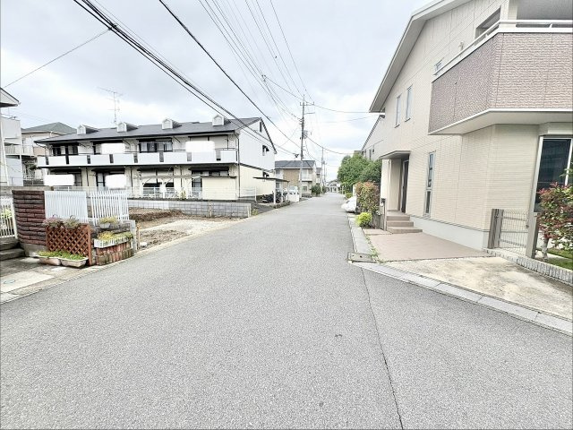 ■太陽光パネル設置！　■LDK18帖・開放感ある吹抜けリビング　■カースペース2台可能(車種による)　■ウォークインクローゼットあり　■関小学校徒歩9分(650ｍ)・中央中学校徒歩17分(1300ｍ)