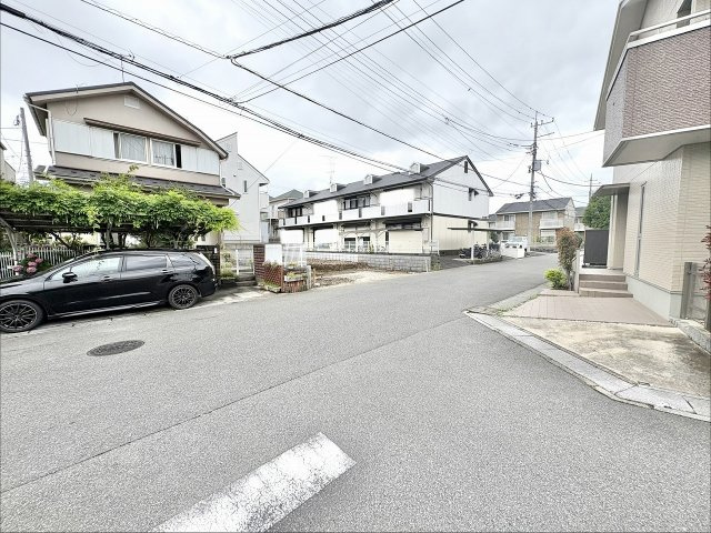 ■太陽光パネル設置！　■LDK18帖・開放感ある吹抜けリビング　■カースペース2台可能(車種による)　■ウォークインクローゼットあり　■関小学校徒歩9分(650ｍ)・中央中学校徒歩17分(1300ｍ)