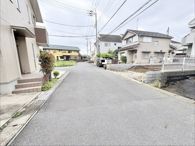 ■太陽光パネル設置！　■LDK18帖・開放感ある吹抜けリビング　■カースペース2台可能(車種による)　■ウォークインクローゼットあり　■関小学校徒歩9分(650ｍ)・中央中学校徒歩17分(1300ｍ)