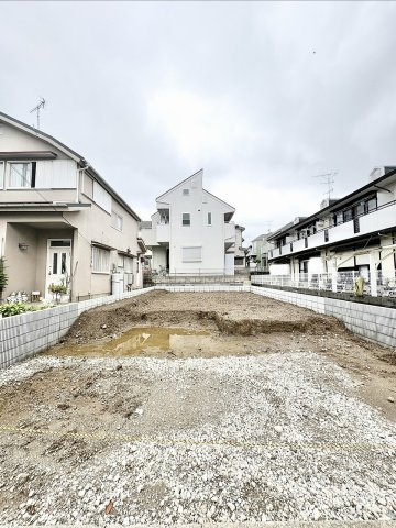 ■太陽光パネル設置！　■LDK18帖・開放感ある吹抜けリビング　■カースペース2台可能(車種による)　■ウォークインクローゼットあり　■関小学校徒歩9分(650ｍ)・中央中学校徒歩17分(1300ｍ)
