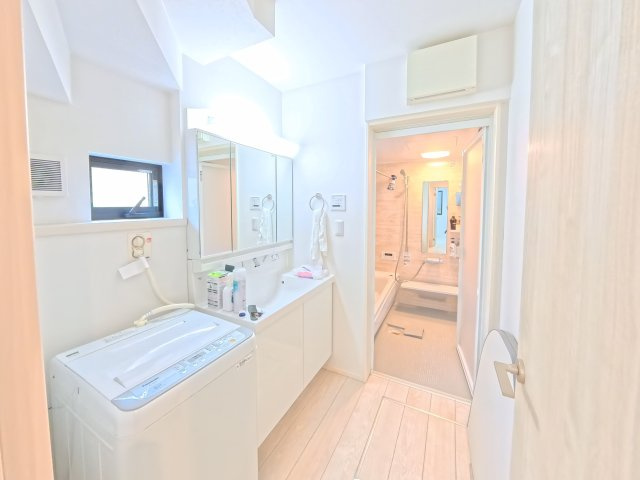 三面鏡付き洗面台◎　洗面所に窓、ドアあり◎