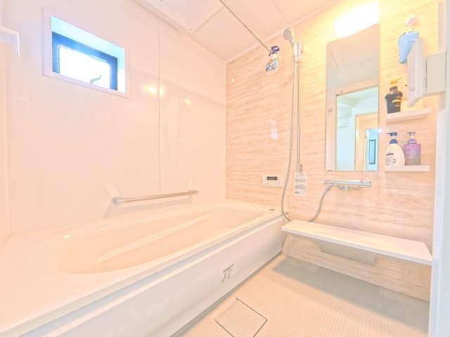 ベージュの温かみのあるお風呂◎　安らぎを与えてくれます◎　一日の終わりに至福の一時を～♪