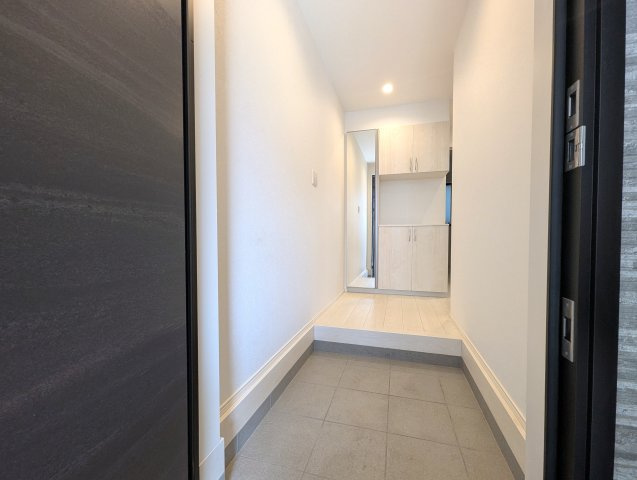 ホワイトに統一された玄関◎　清潔感があります◎　玄関が綺麗だと気分が良いですね♪